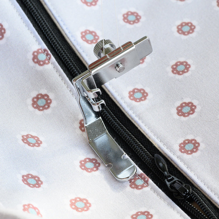 Zipper foot adjustable