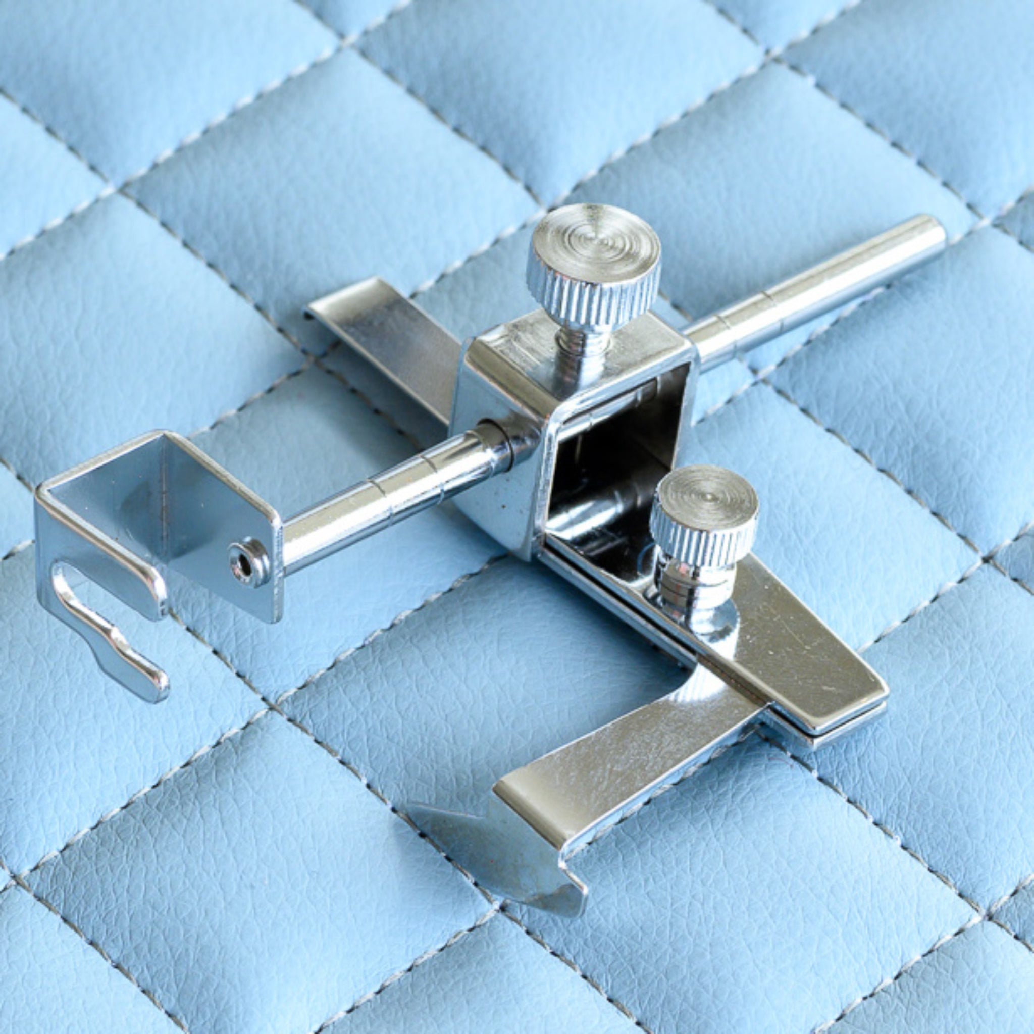 Seam guide adjustable